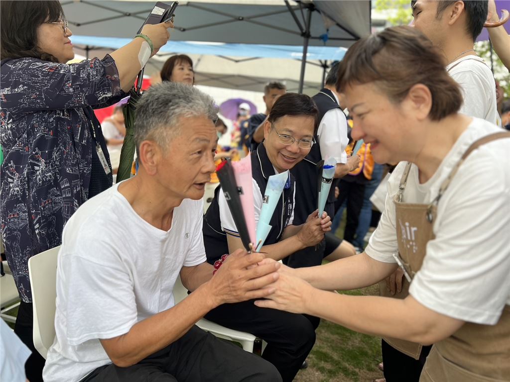 視障咖啡師獻上康乃馨