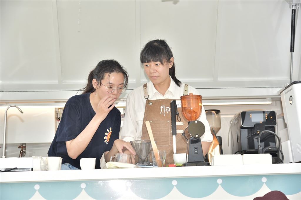 視障咖啡師在咖啡車上現場手沖服務