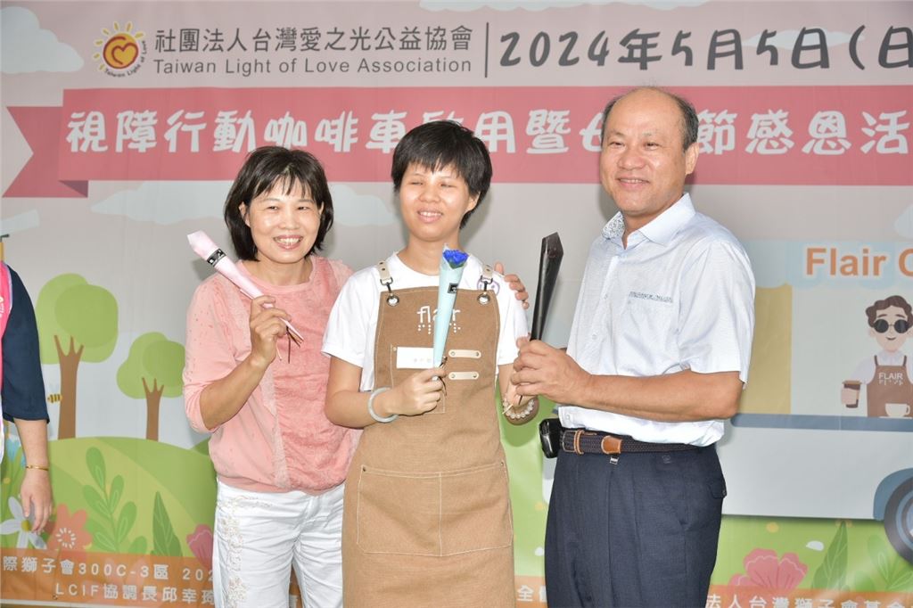 視障咖啡師獻花給父母